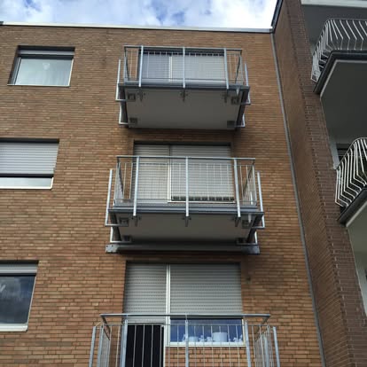 Sanierter Balkon an einem Wohngebäude in Frechen