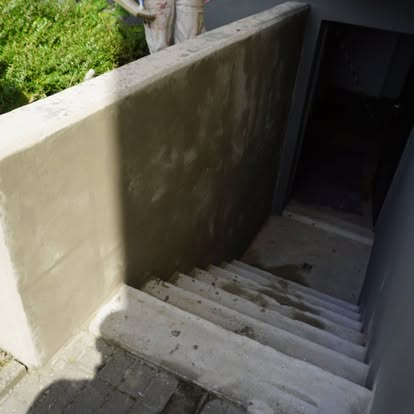 Sanierte Betonwand im Außenbereich