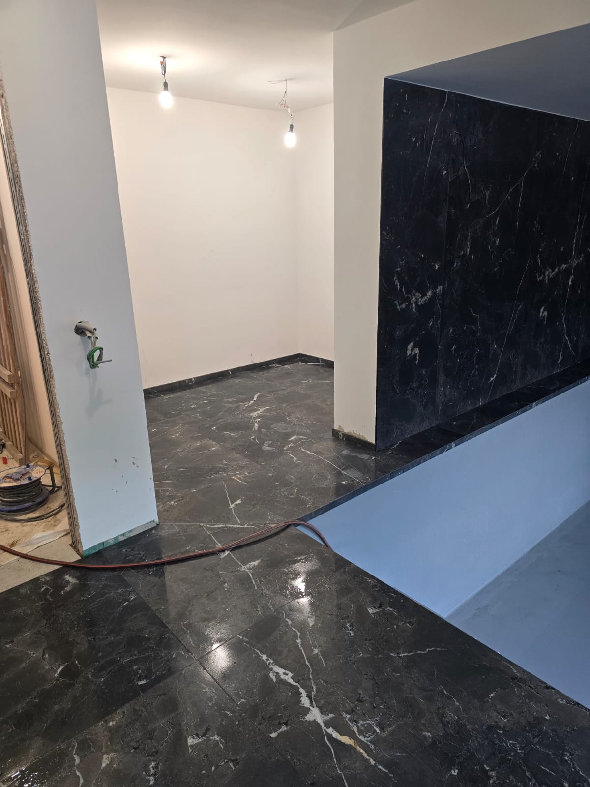 Dunkle Fliesenarbeiten mit ruhiger, hochwertiger Raumwirkung