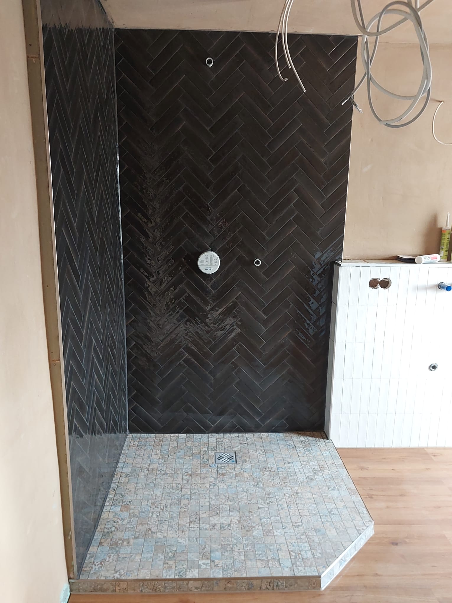 Dunkle Fliesenarbeiten in einem markanten Duschbereich
