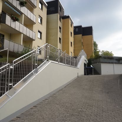 Geländer an einer Wohnanlage