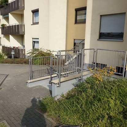 Montiertes Metallgeländer im Außenbereich