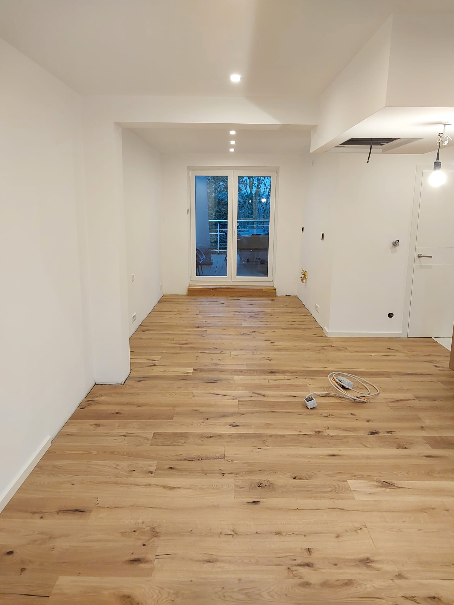 Heller Innenraum mit frisch ausgeführten Malerarbeiten